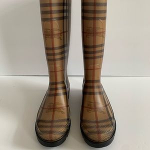 Burberry rain boot（ classic) size 35